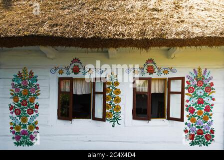 Zalipie, Polonia, giu 2020: Casa di campagna dipinta a mano decorata con motivi floreali, situata in colorato villaggio polacco. Arte popolare Foto Stock