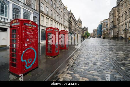 Edimburgo, Scozia, Regno Unito. 29 giugno 2020. Molti negozi che hanno accesso porta alla strada sono autorizzati ad aprire per affari in Scozia oggi. Nonostante le temperature fredde, i venti alti e spesso la pioggia pesante, alcuni negozi avevano code all'aperto la mattina. I negozi turistici sul Royal Mile (nella foto) rimasero comunque chiusi, a causa della mancanza di turisti, e le strade della Città Vecchia rimasero vuote. Iain Masterton/Alamy Live News Foto Stock