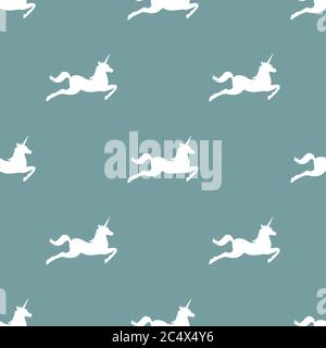 Motivo fantasia senza cuciture con silhouette di unicorni. Vettore piatto decorazione creativa Magic su sfondo blu polvere Illustrazione Vettoriale