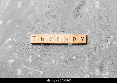 parola di terapia scritta su blocco di legno. testo di terapia su tabella di cemento per la vostra desing, concetto. Foto Stock
