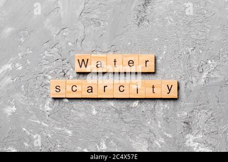 Parola di scarsità di acqua scritta su blocco di legno. Testo di scarsità di acqua sul tavolo di cemento per il vostro desing, concetto. Foto Stock