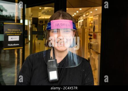 Edimburgo, Scozia, Regno Unito. 29 giugno 2020. Molti negozi che hanno accesso porta alla strada sono autorizzati ad aprire per affari in Scozia oggi. Nonostante le temperature fredde, i venti alti e spesso la pioggia pesante, alcuni negozi avevano code all'aperto la mattina. I negozi turistici sul Royal Mile rimasero comunque chiusi, a causa della mancanza di turisti, e le strade della Città Vecchia rimasero vuote. Nella foto; la libreria Topping and Company è ora aperta. Iain Masterton/Alamy Live News Foto Stock