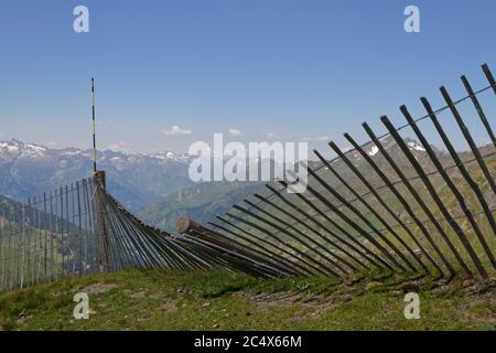 Recinzione in paesaggio di montagna. Col du Tourmalet è il passo di montagna più alto lastricato dei Pirenei francesi, a 2115 m. Foto Stock