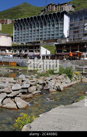 LA MONGIE, FRANCIA, 24 giugno 2020 : il villaggio di la Mongie è una stazione sciistica a 1,800 m di altitudine, si trova sotto il col du Tourmalet e rappresenta l'inizio della t Foto Stock