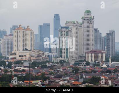 Panorama della città di Giacarta, la capitale dell'Indonesia, in tempo nuvoloso. Foto Stock