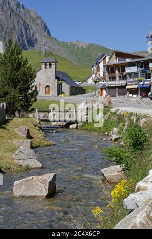 LA MONGIE, FRANCIA, 24 giugno 2020 : il villaggio di la Mongie è una stazione sciistica a 1,800 m di altitudine, si trova sotto il col du Tourmalet e rappresenta l'inizio della t Foto Stock