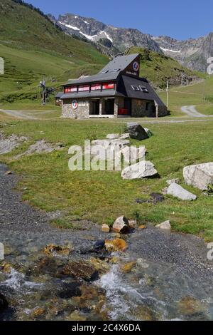 LA MONGIE, FRANCIA, 24 giugno 2020 : il villaggio di la Mongie è una stazione sciistica a 1,800 m di altitudine, si trova sotto il col du Tourmalet e rappresenta l'inizio della t Foto Stock