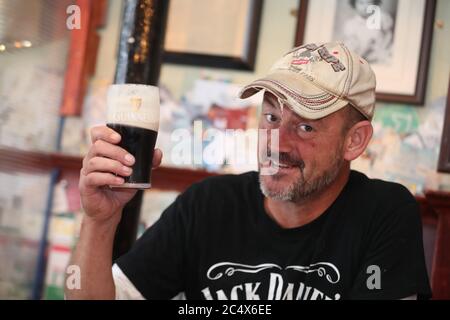 Angus Fleming ha una pinta di Guinness nel pub di Mary Mac, Dublino, come l'Irlanda facilita ulteriormente le restrizioni con i pub che servono cibo, ristoranti, caffè, parrucchieri e barbiere autorizzati a riaprire dopo il blocco del coronavirus. Foto Stock