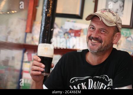 Angus Fleming ha una pinta di Guinness nel pub di Mary Mac, Dublino, come l'Irlanda facilita ulteriormente le restrizioni con i pub che servono cibo, ristoranti, caffè, parrucchieri e barbiere autorizzati a riaprire dopo il blocco del coronavirus. Foto Stock