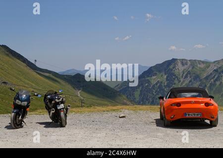 TOURMALET, FRANCIA, 24 giugno 2020 : il col du Tourmalet è il passo di montagna più alto lastricato dei Pirenei francesi, a 2115 m. Foto Stock