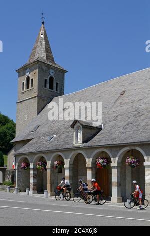 STE-MARIE DE CAMPAN, FRANCIA, 24 giugno 2020 : ciclisti sul luogo della chiesa prima di correre il col du Tourmalet. Foto Stock