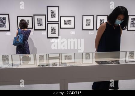 Una donna guarda sopra mentre indossa una maschera facciale come misura preventiva all'interno del Taipei fine Arts Museum.Taiwan ha confermato finora 447 casi di coronavirus, 7 morti e 435 recuperati. Foto Stock