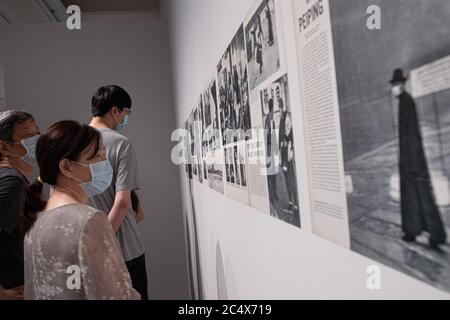 La gente guarda sopra mentre indossa le maschere di faccia come misura preventiva all'interno del museo di belle arti di Taipei.Taiwan ha confermato finora 447 casi di coronavirus, 7 morti e 435 recuperati. Foto Stock