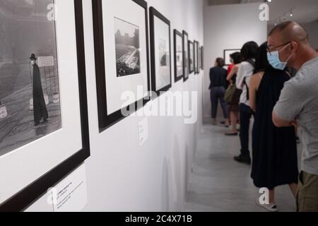 Un uomo guarda sopra mentre indossa una maschera facciale come misura preventiva all'interno del Taipei fine Arts Museum.Taiwan ha confermato finora 447 casi di coronavirus, 7 morti e 435 recuperati. Foto Stock