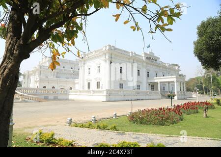 Parco Bagh-e-Jinnah Vista pittoresca della Biblioteca Quaid-e-Azam in una giornata di sole Foto Stock