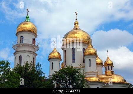 Cupole dorate della Chiesa ortodossa russa . Cupola con croce sulla cima Foto Stock