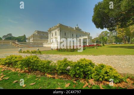 Parco Bagh-e-Jinnah Vista pittoresca della Biblioteca Quaid-e-Azam in una giornata di sole Foto Stock