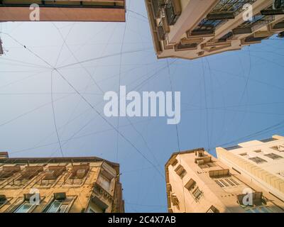 Cavi elettrici appesi agli edifici di Mumbai. Foto Stock