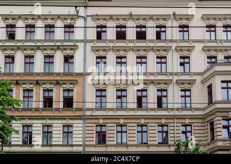 Facciate di vecchi edifici splendidamente ristrutturati in via Eberswalder a Berlino (Germania), quartiere di Prenzlauer Berg. Foto Stock