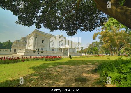 Parco Bagh-e-Jinnah Vista pittoresca della Biblioteca Quaid-e-Azam in una giornata di sole Foto Stock