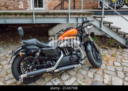 Vista di una classica motocicletta arancione Harley-Davidson Sportster 1200 Roadster. Foto Stock