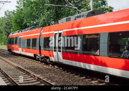 Vista del treno passeggeri RB24 (Regional Bahn). Treno regionale che collega Berlino con la zona di Brandeburgo. Foto Stock