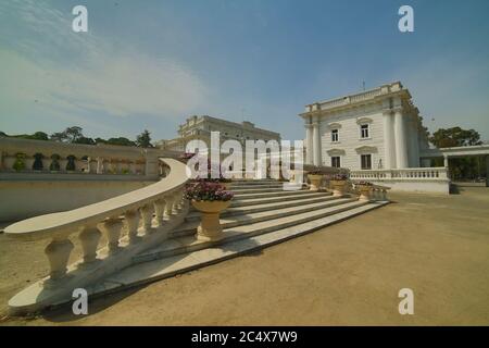 Parco Bagh-e-Jinnah Vista pittoresca della Biblioteca Quaid-e-Azam in una giornata di sole Foto Stock