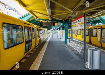 Eberswalder Strasse è una stazione della U-Bahn di Berlino situata sulla linea U2 di Berlino, Berlino, Germania. Foto Stock