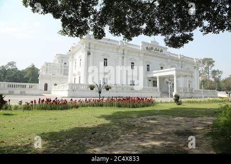 Parco Bagh-e-Jinnah Vista pittoresca della Biblioteca Quaid-e-Azam in una giornata di sole Foto Stock