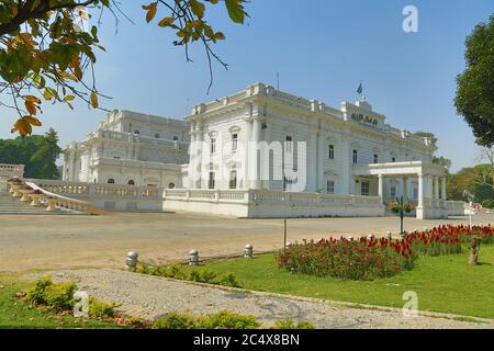 Parco Bagh-e-Jinnah Vista pittoresca della Biblioteca Quaid-e-Azam in una giornata di sole Foto Stock