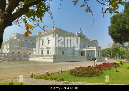 Parco Bagh-e-Jinnah Vista pittoresca della Biblioteca Quaid-e-Azam in una giornata di sole Foto Stock