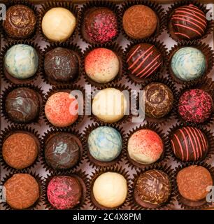 Cioccolato caramelle tartufo da varie guarnizioni di cioccolato colorato vista dall'alto. Concetto di vacanza dessert Foto Stock