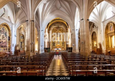 Jaen, Spagna - 18 giugno 2020: Altare maggiore all'interno della Basilica di San Ildefonso a Jaen, Andalusia, Spagna Foto Stock