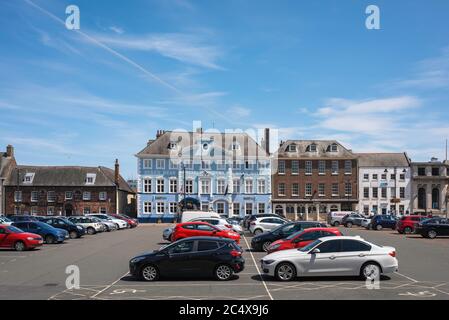 Tuesday Market Place, vista del Tuesday Market Place, una piazza del mercato georgiano nel centro della storica King's Lynn, Norfolk, Inghilterra, Regno Unito. Foto Stock