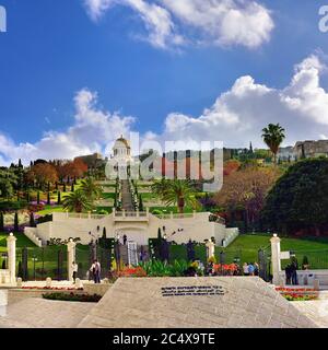 HAIFA, ISRAELE - Apr 04, 2015: I Giardini Bahai di Haifa sono mostrati al tramonto. Tempio e tomba del Bab, una delle figure centrali della fede Bahai. Foto Stock