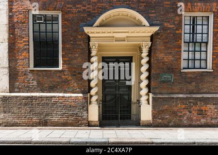 Clifton House Kings Lynn, vista dell'ingresso della Clifton House con le sue distintive colonne di torsione dell'orzo in Queen Street, King's Lynn, Norfolk. Foto Stock