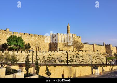 Le mura della Gerusalemme eterna al tramonto. La calda luce notturna illumina le antiche mura e la Torre di Davide Foto Stock