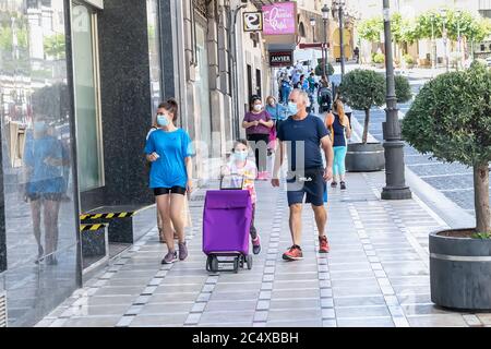 Jaen, Spagna - 18 giugno 2020: Persone che camminano per la città indossando maschere protettive o mediche durante la nuova normale a causa del coronavirus covid-19 Foto Stock