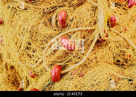 Sfondo di colorate reti da pesca e galleggianti Foto Stock