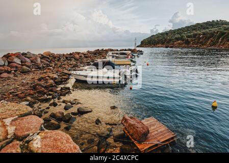 Barche di pescatori a Skala Sikamineas nell'isola greca di Lesbos Foto Stock