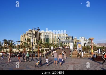 EILAT, ISRAELE - 31 MARZO 2015: Passeggiata turistica sulla piazza centrale di Eilat al tramonto, famosa località internazionale - la città più meridionale di Israele Foto Stock