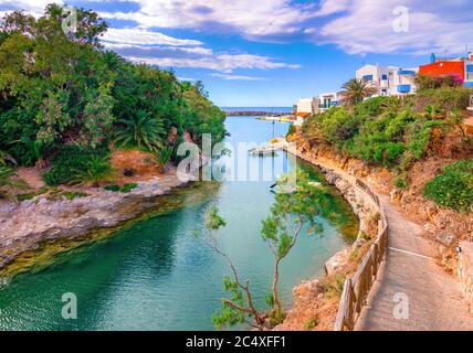 Una bella vista della molla del vecchio porto del villaggio tradizionale Sisi, Creta, Grecia Foto Stock