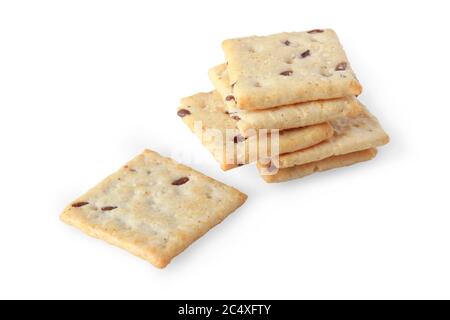 Una pila di biscotti cracker con lino e semi di sesamo isolati su uno sfondo bianco Foto Stock