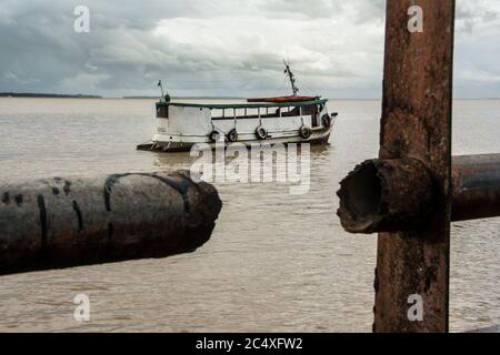 Barca sullo sfondo del fiume amazzonia, Stato di Para, Brasile. Foto Stock