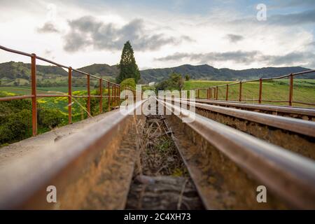 Vista prospettica dei binari ferroviari che si trovano sopra il fiume Teatinos, negli altipiani delle montagne andine della Colombia centrale. Foto Stock