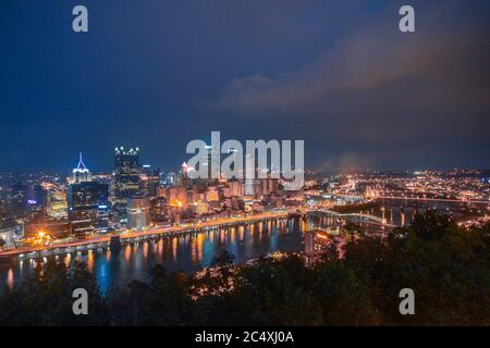 Vista notturna della città di Pittsburg lungo il fiume Ohio. Foto Stock