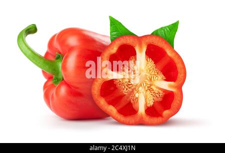 peperoni rossi interi e a fette isolate su sfondo bianco Foto Stock