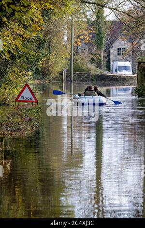 Strade allagate nel villaggio di Cerney Wick dopo una pioggia più pesante caduta durante una stagione autunnale estremamente umida nel Regno Unito. Foto Stock