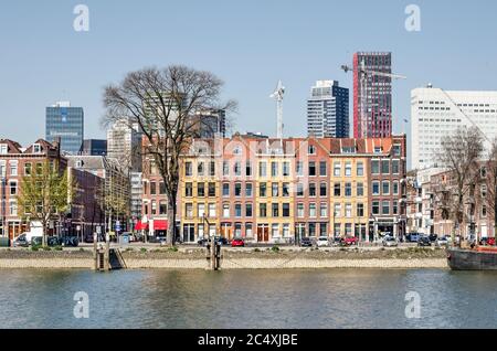 Rotterdam, Paesi Bassi, 6 aprile 2020: Vista attraverso il porto di Koningshaven verso le case dei primi del 20 ° secolo su Noordereiland con il centro skyli Foto Stock