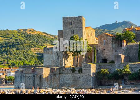 Coliure, Francia : 2020 giugno 22 : Città Vecchia di Collioure, Francia, una popolare località turistica sul Mediterraneo, vista panoramica con il castello reale in Foto Stock